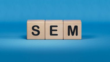 SEM sembolü. SEM kavramını kullan. Tahta küpler ve bloklar üzerine arama motoru pazarlaması. İş ve arama motoru pazarlama - SEM konsepti. Boşluk 3D görüntülemesini mavi arkaplana kopyala.