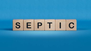 Tahta küplerde metin septiği. Kare tahta bloklar. Üst görünüm, düz zemin. Ahşap elementlere yakın çekim. Mavi zemin üzerinde 3D İş Konsepti..