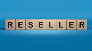 Reseker sözcüğü ahşap küplere yazılır. Ahşap elementlere yakın plan, mavi arkaplanda 3D İş Konsepti.