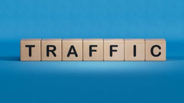 Tahta blok şekli ön bilgisayar klavyesini kelime trajedi ile birleştirdi. Ahşap elementlerin kapatılması, mavi arkaplanda 3D İş Konsepti oluşturulması.
