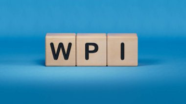 Tahta elementlerin WPI sözcüğüyle ahşap küpler, mavi arkaplanda İşletme Konsepti 3D yorumlama.