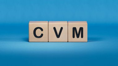 CVM yazılı tahta küpler. İlaçlar. Tıbbi kavram. Ahşap elementlere yakın çekim, mavi arka planda 3D iş konsepti..