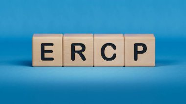Ercp kelimesi ahşaptan yapılmıştır. Tıbbi tedavi, önleme ve yan etkiler kavramı. Ahşap elementlerin kapatılması, mavi arkaplanda 3D İş Konsepti.