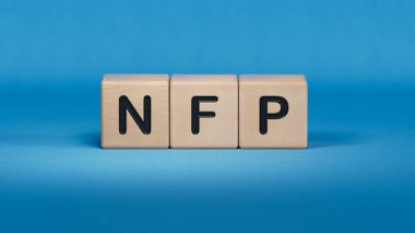 Kelime NFP. Kullanılabilir harf içeren ahşap küçük küpler. Ahşap elementlerin yakın plan, mavi arkaplanda 3D İş Konsepti.