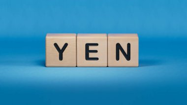 Ahşap blok ve kalem hakkındaki yeni kelime. Ahşap arka planda kağıtlar var. Ahşap elementlerin kapatılması, mavi arkaplanda 3D İş Konsepti..