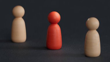 Kalabalıktaki farklı biri. Eşsiz bireysellik kavramı. İş stratejisi, liderlik ve siyah arkaplan üzerine 3D tasvir etmek için mükemmel..