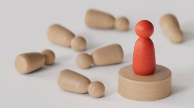 Üç boyutlu kırık piyon çizimi ve tahta yuvarlak masa tarafından korunan bir tane. Aşılama ve aşılama kavramı beyaz arkaplanda 3D görüntüleme.