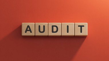 AUDIT iş sözcüğüyle tahta küp bloğu. Ahşap elementlere yakın plan, kırmızı arkaplanda 3D İş Konsepti.