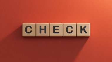 Tahta küp bloğu, çek ile yazılıyor. Görev, Vizyon ve temel değerler kavramı. Ahşap elementlerin kapatılması, kırmızı arkaplanda 3D İş Konsepti.