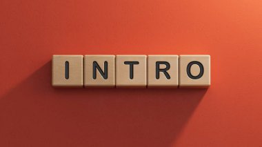 INTRO iş sözcüğüne sahip tahta küp bloğu. Ahşap elementlerin kapatılması, kırmızı arkaplanda 3D İş Konsepti.