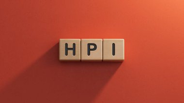 HPI kelime ahşap küplere yazılır. Ahşap elementlere yakın plan, İş Konsepti 3D kırmızı arka planda oluşturulur..