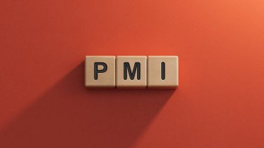 PMI harfli tahta küpler. PMI - Proje Yönetim Enstitüsü 'nün kısaltılmışı. Ahşap elementlere yakın çekim, kırmızı arkaplanda 3D İş Konsepti.