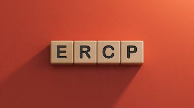 Ercp kelimesi ahşaptan yapılmıştır. Tıbbi tedavi, önleme ve yan etkiler kavramı. Ahşap elementlerin kapatılması, kırmızı arkaplanda 3D İş Konsepti.