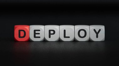 İşletme küpleri. İş adamı, tahta küplere mesaj göndererek göz kulak oluyor. Finansal. Finansman. Ahşap elementlerin kapatılması, İş Konsepti 3D 'nin siyah arka planda oluşturulması..