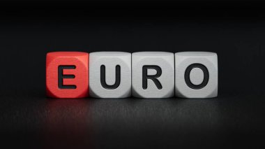 Tahta Küpler üzerine Euro Kelimesi Yazıldı. Ahşap elementlere yakın plan, İş Konsepti 3D siyah arkaplan üzerine yorumlama.