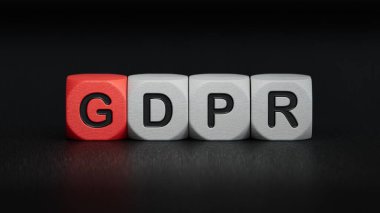 GDPR Kelimesi Tahta Küp ile yazılmış. Ahşap elementlere yakın plan, İş Konsepti 3D siyah arkaplan üzerine yorumlama.