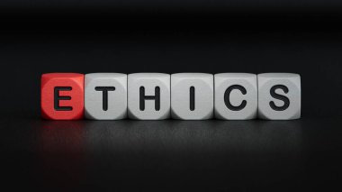 ETHICS üzerine beyaz not defteri, küp bloğu, hisse senedi konsepti. Tahta elementlerin kapanışı, siyah arkaplanda 3D İş Konsepti.