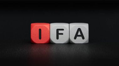 IFA sözcüğü ahşap küpler üzerine yazılmıştır. Ahşap elementlere yakın plan, siyah arkaplanda 3D İş Konsepti.