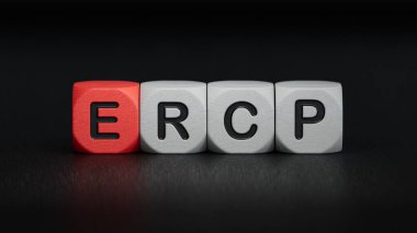 Ercp kelimesi ahşaptan yapılmıştır. Tıbbi tedavi, önleme ve yan etkiler kavramı. Ahşap elementlerin kapatılması, siyah arkaplanda 3D İş Konsepti.