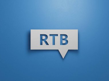 RTB, gerçek zaman, teklif. Küplü ahşap masa. Tahta bloklar üzerine metin. Minimalist Soyut Tasarım Beyaz Kesik Kağıt 3D ile mavi arkaplan.