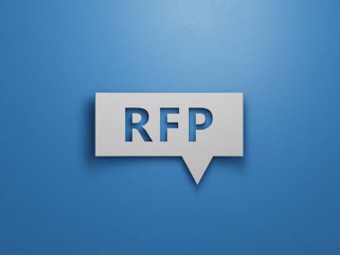 Küp üzerinde RFP harfleri olan üç Konuşma Balonu. Mavi arkaplanda, beyaz kesimli, 3D yazılı, minimalist soyut tasarım..