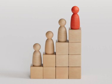 İş başarısı kavramına sahip liderlik. Büyüme grafiği üzerinde duran modern yükselen ok ve ahşap figürler mavi arkaplanda izole edilmiş tahta küp bloklar tarafından düzenlenmiş basamaklar ve fotokopi alanı.
