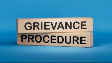 Metin şikayet prosedürlü tahtadan küpler. İş konsepti. Tahta küp bloklar. Boşluk 3D görüntülemesini mavi arkaplana kopyala.