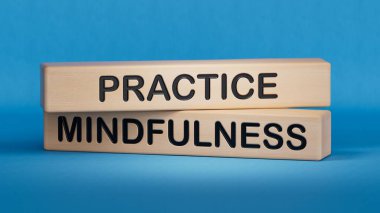 Farkındalık sembolü. Sözcükleri kavramsallaştır Ahşap bloklar üzerinde Farkındalık. Tıbbi ve Psikoloji ve Uygulamalı Farkındalık kavramı mavi arka planda 3D.