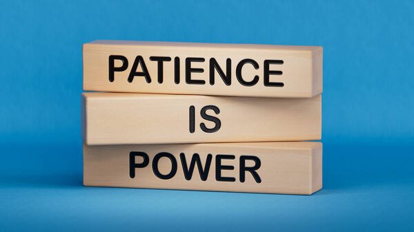 Терпение это символ Силы. Понятие "терпение - это сила на деревянных блоках". Бизнес и терпение - это концепция власти. Копирование пространства. 3D рендеринг на синем фоне.