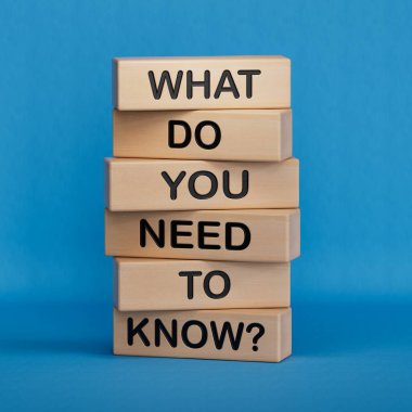 Neyi Bilmen Gerekiyor Sembolü. Sözcüklerle tahta bloklar. Bilmen gerekenler. İş ve Bilmen gerekenler. Boşluk 3D görüntülemesini mavi arkaplana kopyala.