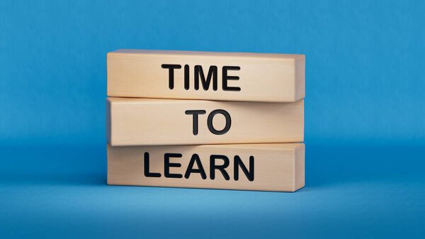 Пора выучить символ. Водят блоки со словами "Время учиться" и "Время учиться". Деревянные кубики. Копирование пространства. 3D рендеринг на синем фоне.
