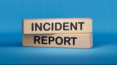 Olay Raporu sembolü. Tahta bloklar hakkındaki olay tutanağı. İş ve Olay Raporu konsepti. Boşluk 3D görüntülemesini mavi arkaplana kopyala.