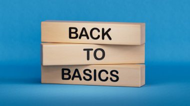 Temel sembollere dönelim. Sözcük, ahşap bloklardaki temel bilgilere geri dönüyor. İş ve Temel Konsepte Dönüş. Mavi arkaplanda 3D uzay görüntüsünü kopyala.