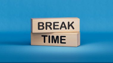 Break Zaman sembolü. Tahta bloklarda mola zamanı kavramı. İş ve Mola Zamanı kavramı. Boşluk 3D görüntülemesini mavi arkaplana kopyala.