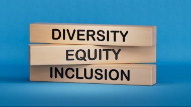 Çeşitlilik Equity Inclusion sembolü. Sözcükleri kavramsallaştır: Tahta bloklar için farklılık Özsermayesi. İş ve Çeşitlilik Özkaynak kavramı: Mavi arkaplan üzerinde 3D yorumlama.
