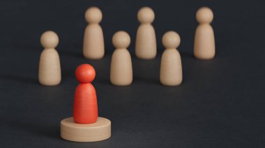 Satranç tahtası liderlik, takipçiler ve iş başarısı stratejilerini gösteriyor. Siyah arka planda 3D konsepti olan liderlik.