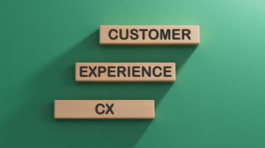 Müşteri Deneyimi konsepti, alfabe CX ile küp tahta blok, son dünya işlerinde kullanıcı merkezli, yeşil arka planda 3D üretim.