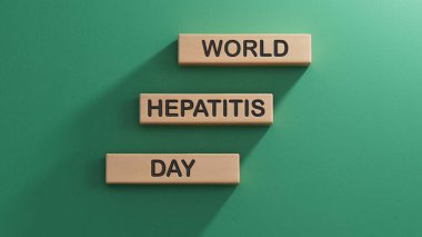 Dünya Hepatit Günü sembolü. Tahta bloklardaki Dünya Hepatit Günü kavramları. Sağlık ve Hepatit Günü konsepti. Alan 3D görüntülemesini yeşil arkaplana kopyala.