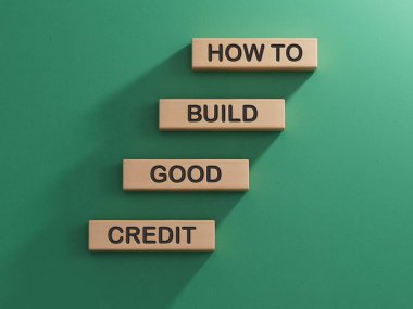 Nasıl iyi bir kredi sembolü oluşturulacağını. Sözcük kavramları Tahta bloklar üzerinde nasıl iyi kredi oluşturulur. İş dünyası ve yeşil arka planda iyi kredi konsepti 3D nasıl oluşturulur.