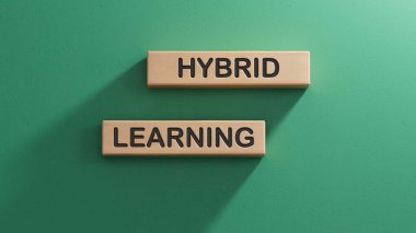 Melez öğrenme sembolü. Melez kelimesi tahta bloklarda öğreniyor. İş ve Melez öğrenme konsepti. Alan 3D görüntülemesini yeşil arkaplana kopyala.