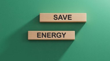 Enerjiyi Kaydet sembolü. Sözcüklerle tahta bloklar Enerjiyi Koruyun. İş ve Enerji Kaydet konsepti. Tahta küp bloklar. Alan 3D görüntülemesini yeşil arkaplana kopyala.