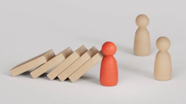 Lideri temsil eden tahta heykelcikler çalışanların üzerine domino taşının düşmesini engelliyor. İş stratejisi. İş dünyasının liderliği, beyaz arka planda 3D tasviri..