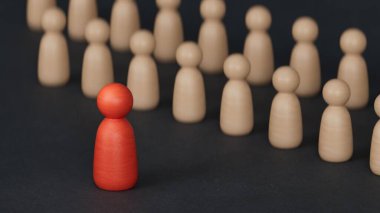 Kral satranç, satrancın önünde duruyor. Liderlik, siyah arkaplanda 3D tasvir edilen iş başarısı kavramına sahip..