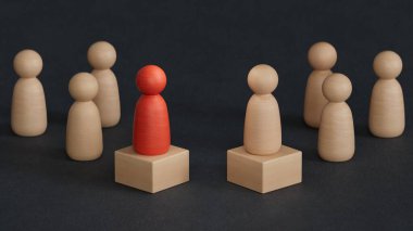 İki takımın liderleri, yoğun bir şekilde başarılı takım liderleri olarak kalabalıktan öne çıktılar. Siyah arka planda 3D konsepti ile liderliği sürdürüyorlar..