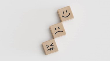 Masada gülen surat sembolü olan tahta bloklar, değerlendirme, artış, müşteri değerlendirmesi, beyaz arka planda 3D görüntüleme.