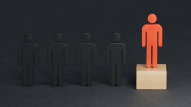 İnsanlar arasında ahşap insan modeli, Liderlik kavramı 3D siyah arka planda canlandırma.