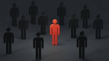 Kalabalıktan öne çıkan bir kişi ile birlikte iş ekibi liderliği. Motivasyon konuşması. Siyah arka planda 3D tasviri..