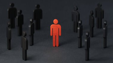 Kalabalıktan öne çıkan bir kişi ile birlikte iş ekibi liderliği. Motivasyon konuşması. Siyah arka planda 3D tasviri..