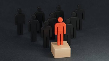 Liderlik konsepti, ahşap iş takımı ve siyah arka planda 3D podyum 3D 'de kalabalığın arasından çıkan bir kişi..