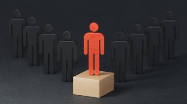 Liderlik konsepti, ahşap iş takımı ve siyah arka planda 3D podyum 3D 'de kalabalığın arasından çıkan bir kişi..